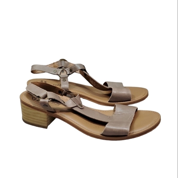 Clarks Collection Women Comfort Cushion Soft Heels Leather Sandals shoes sz 8.5M - Picture 1 of 12
